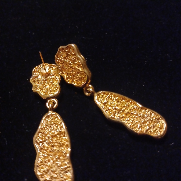 Textured goldtone earrings - Picture 3 of 4